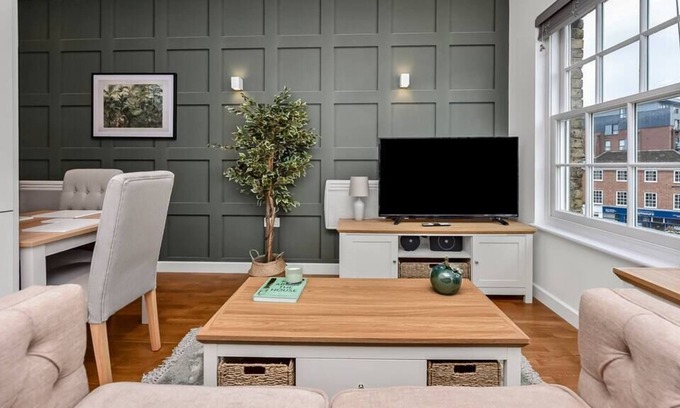 Staines Apartment | ★BRAND NEW★ Newly Renovated Favoured Flat in Prime Location