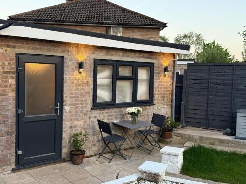 Woodley Apartment | Brand New Renovated- Free Parking- Garden- SmartTV