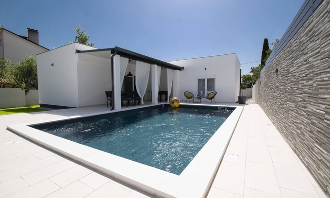 Pula House | Brand new top villa * heated pool, barbecue, only 2 km from the sea