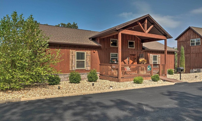 Reeds Spring Cabin | Branson West Cabin w/Pool Access & Golfing
