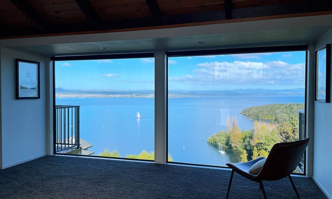 Taupo House | Breath Taking View over the Lake
