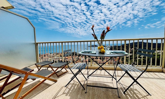 Villefranche-sur-Mer Apartment | Breathtaking view of Cap-Ferrat and the sea, studio with balcony and parking, A/C