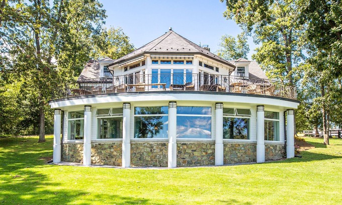 Bluemont House | Breathtaking View with an Indoor Pool
