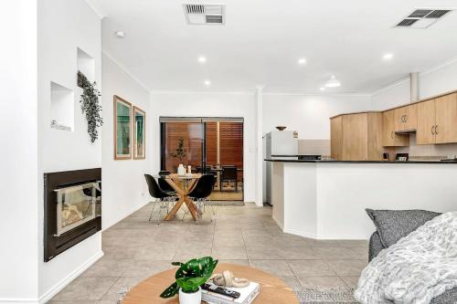 Port Noarlunga House | Breezy B on the Esplanade with Direct Beach Access
