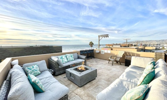 Central Mission Beach House | Breezy Balconies & Ocean Views! Roof Deck w Fire pit, AC, Steps to Ocean!