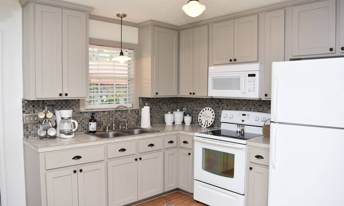Brenham House | Brenham Bungalow just blocks from Historic Downtown