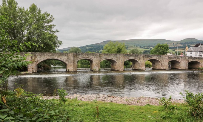 Crickhowell Cottage | BRIDGE END COTTAGE, pet friendly, with open fire in Crickhowell