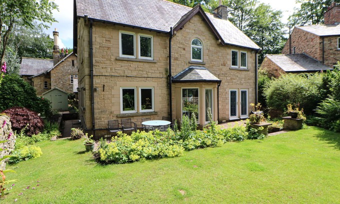 Richmond Cottage | BRIDGEDOWN HOUSE, pet friendly, with a garden in Richmond