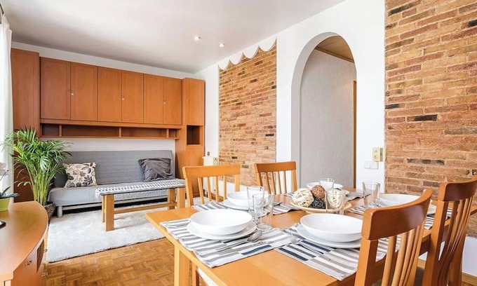 El Poble-sec Apartment | Bright 2 bedroom apartment located in the most attractive area of Barcelona. It is located in the heart of Poble Sec, the coolest neighborhood with the best tapas restaurants in Barcelona. Just 4 minutes from the subway and 10 minutes from Las Rambl