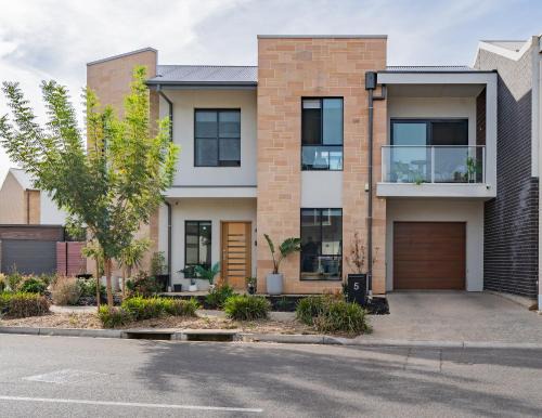 Woodville West House | Bright 2BR Home near Beach, Free Parking, WiFi & Full Kitchen