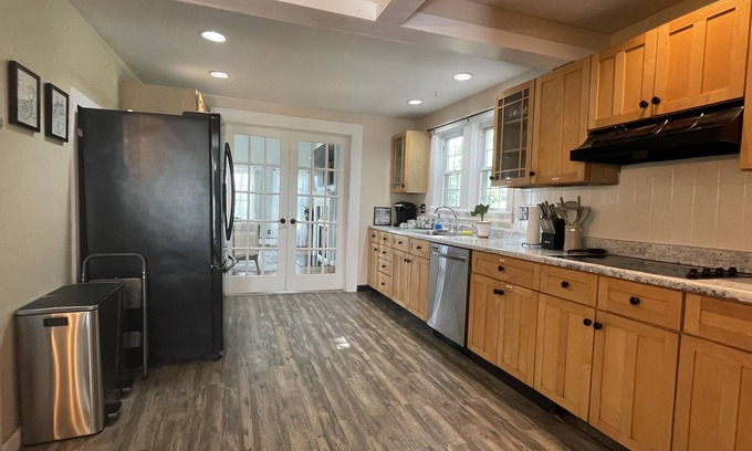 Hudson House | Bright, Airy Home with TONS of character in Hudson, NY - 5 min from Warren St