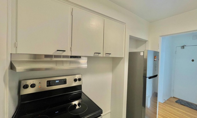 West End Apartment | BRIGHT AND BEAUTIFUL FURNISHED PET FRIENDLY 2 BEDROOM 1 BATH IN WEST END