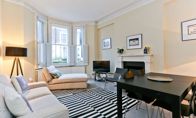 Chelsea Apartment | Bright and large two bedrooms flat with garden in central location