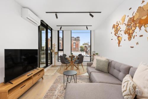 Fitzroy North Apartment | Bright and Modern 1BR Apt with Balcony and Car Park