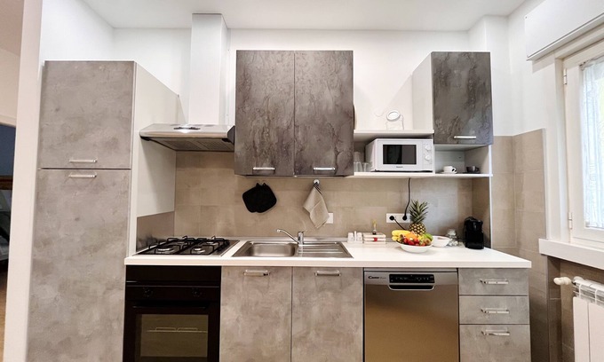 Barriera Vecchia-San Giacomo Apartment | BRIGHT APARTMENT WITH PRIVATE PARKING