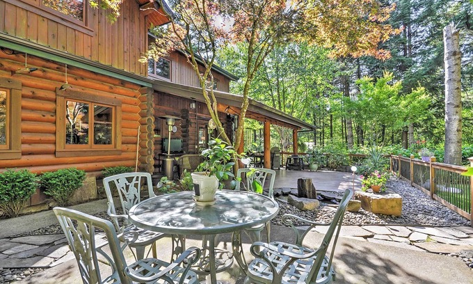 Banks Apartment | Bright Apt w/Deck < 12 Mi to Oregon Wine Country!
