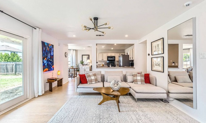 Leander House | Bright & Charming Entire House in Peaceful Neighborhood