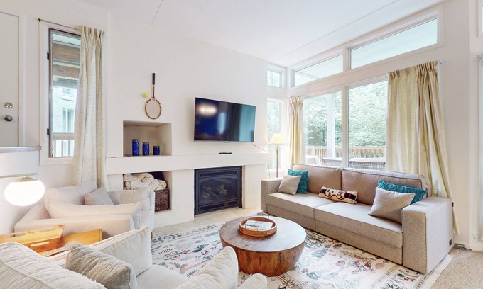 Warren Condo | Bright & cheery condo w/wifi, pools, hot tubs, tennis, gym, sauna, & game room