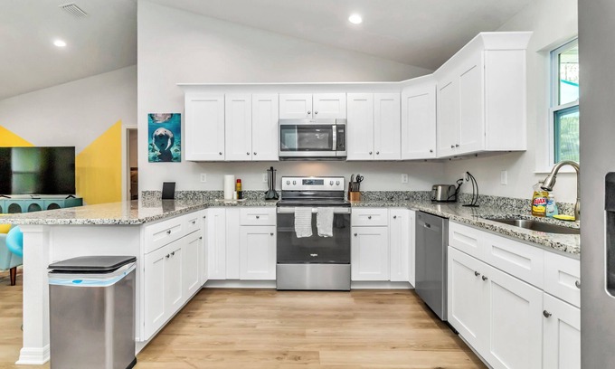 Dunnellon House | Bright & Colorful Oasis 10 Min from Rainbow Springs - Dogs Stay Free!