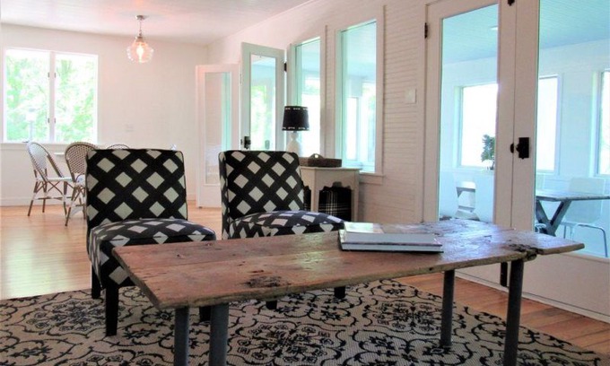 Holland House | Bright cottage located in exclusive Castle Park community with beach and pool access