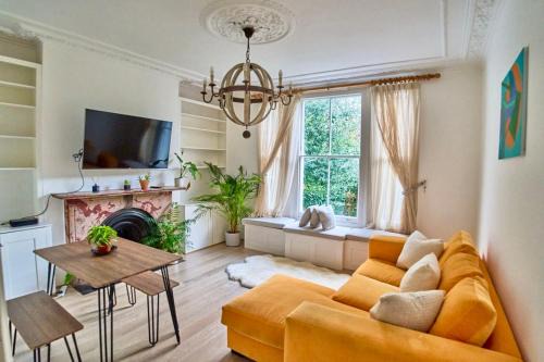 Larkhall Apartment | Bright Cozy Garden Retreat w Fast Wifi & 5min to Tube Subway Metro & Close to Park & Street Parking P4P