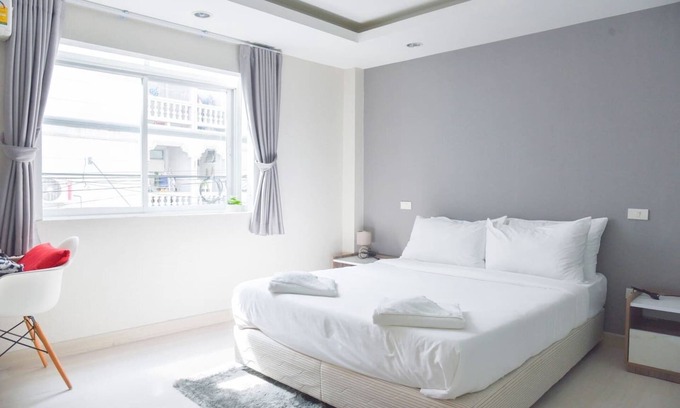 Ratchadaphisek Apartment | Bright Double Room close to everything| MRT-Huai Khwang | 302