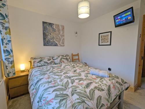 Bromley Cross House | Bright Double Room, Smart TV, 5 Minute Walk from Train Station