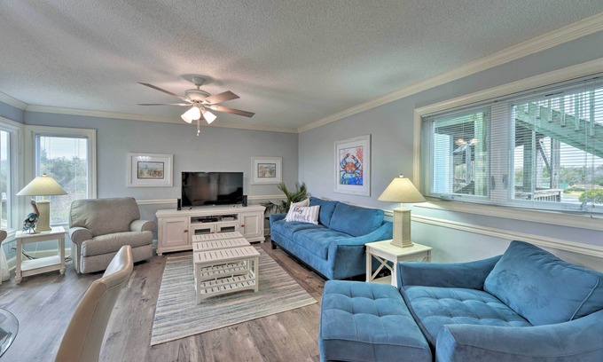 Emerald Isle Condo | Bright Emerald Isle Condo w/Private Beach Access!