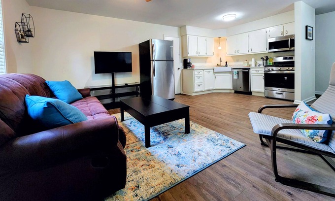 East Memphis Apartment | ++Bright &Friendly 2BR Retreat in Prime UoM Area++