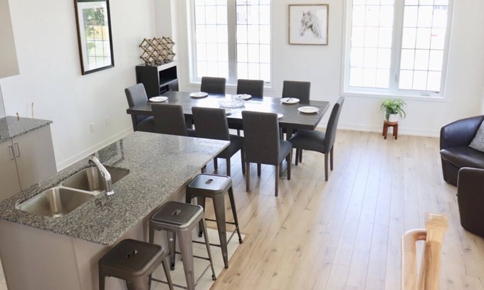 Newmarket House | Bright High Ceiling Home In Heart Of Newmarket