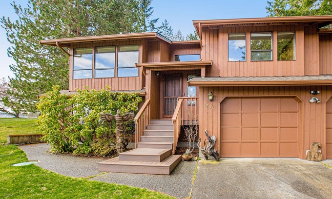 Clinton House | Bright home near Deer Lake with Puget Sound view, huge backyard & deck