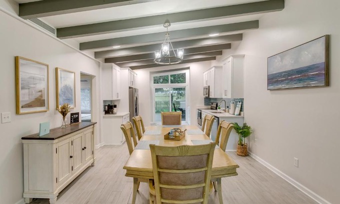 Jekyll Island House | Bright Jekyll Island Home with Deck Less Than 1 Mi to Beach