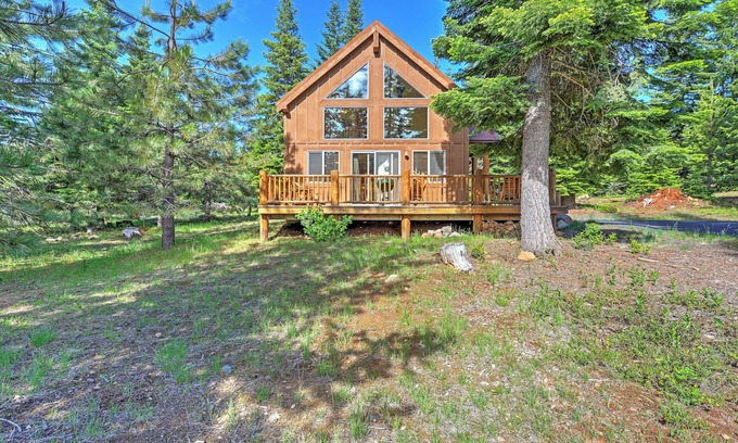 Klamath Falls Cabin | Bright Klamath Falls Cabin w/Deck & Mtn Views!