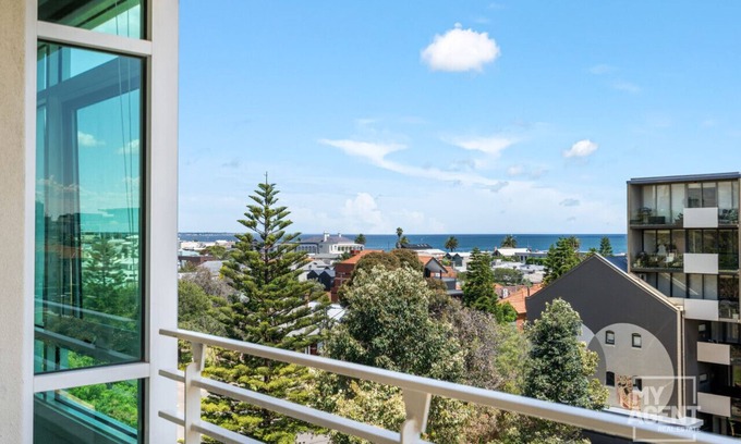 Port Melbourne Apartment | Bright, Light Filled 1-Bedroom Apartment