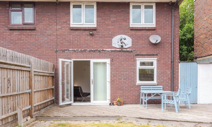 Stratford and New Town Apartment | Bright + modern 3 bed house in Stratford + garden!