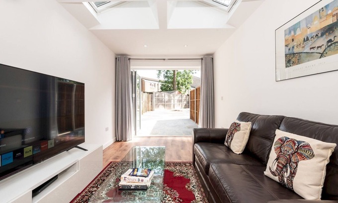 Burnt Oak House | Bright & Modern 3BR - 5 Mins to Tube, Free Parking | Pass The Keys