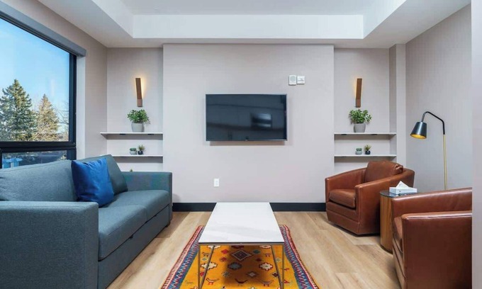 Berkeley Hotel | Bright & Modern Flat Steps from Tennyson Street