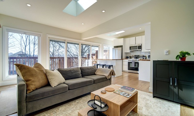 Harbourview House | Bright, Modern Suite in the Heart of Downtown Dartmouth!