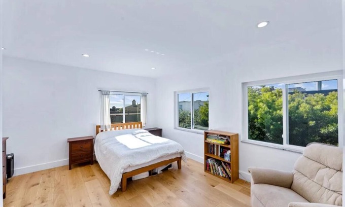 Tree Section Apartment | Bright Ocean Inspired Downtown Manhattan Beach Walk Street - Upper Unitn