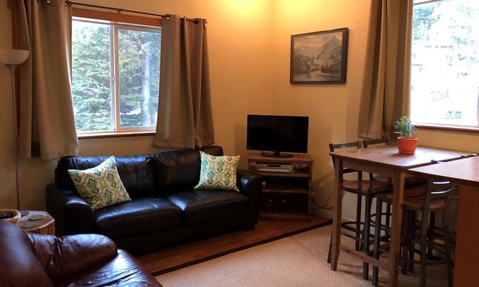 Alyeska Cabin | Bright, open Girdwood studio