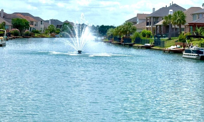 Sydney Harbour House | Bright & Peaceful 6BR Waterfront Family Retreat in Cypress