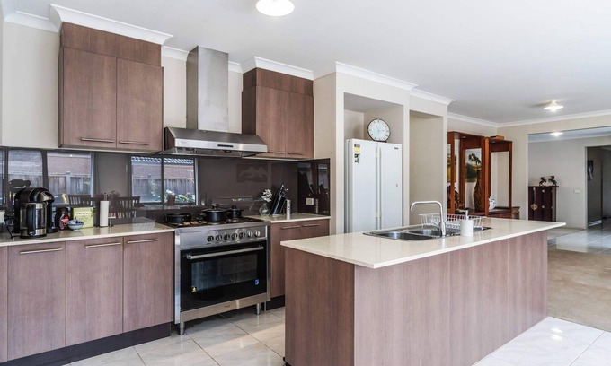 Point Cook House | Bright Queen Room in Peaceful Point Cook Retreat