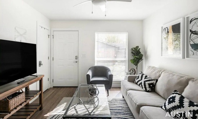 Parker Lane Apartment | Bright Space | Close To Best Beer Gardens + Coffee