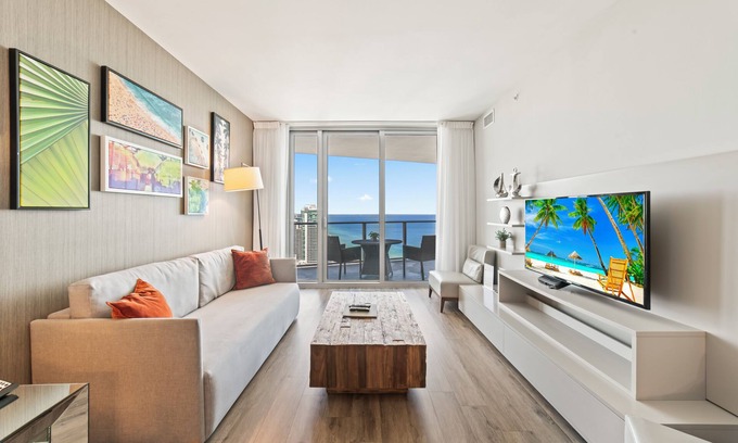 Hollywood South Central Beach Condo | Bright & Stylish Stay at Splendid Resort - Prime Location and Stunning Views