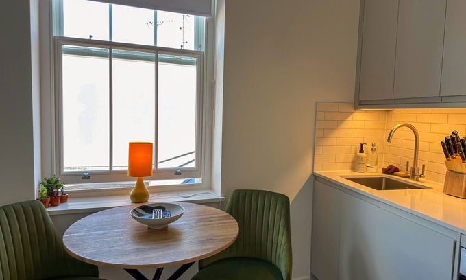 Camden Town Apartment | Bright Stylish Studio steps from Camden Market
