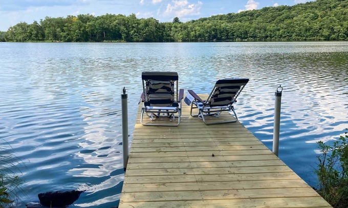 Swan Lake House | Bright Swan Lake Getaway with Hot Tub!