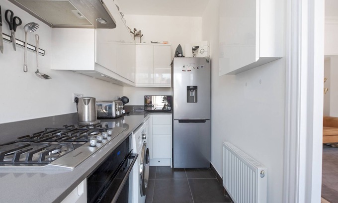 Munster Apartment | Bright two bedroom flat in fashionable Fulham by UnderTheDoormat