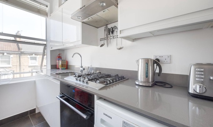 Munster Apartment | Bright two bedroom flat in fashionable Fulham by UnderTheDoormat