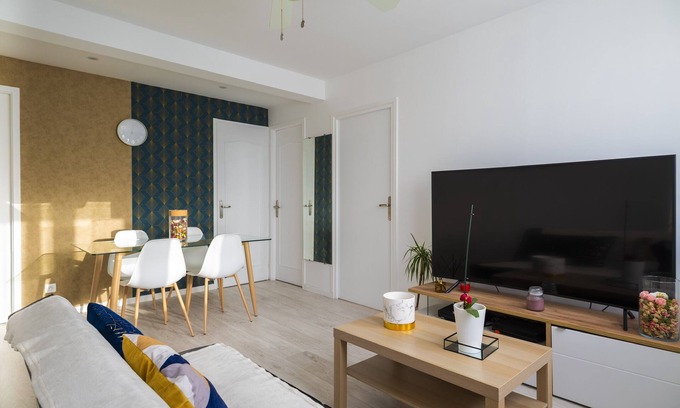 Savigny-sur-Orge Apartment | Bright, warm apartment