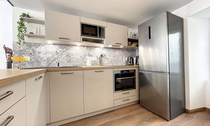Saugues Bed & Breakfast | Bright Yellow Room with Private Bathroom in Saugues